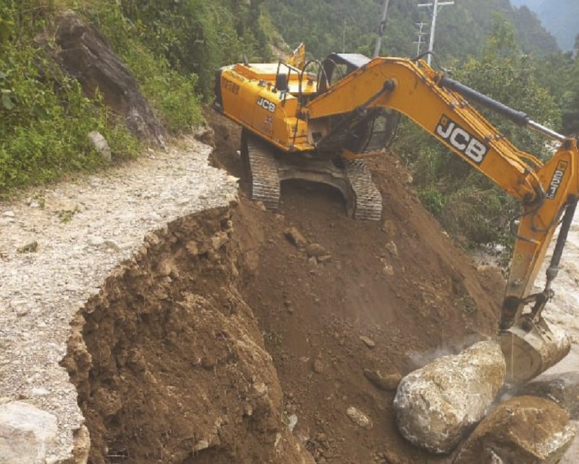 नुवाकोटमा पहिरोः घ्याङ्फेदी आउतजावत गर्ने सडक अवरुद्ध