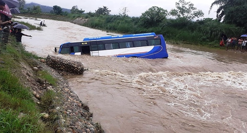 चितवनको माडीमा यात्रुबस फँस्यो बाढीमा