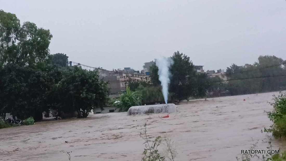 ग्यास चुहिँदै गरेको अवस्थामा बाढीले बगायो बुलेट