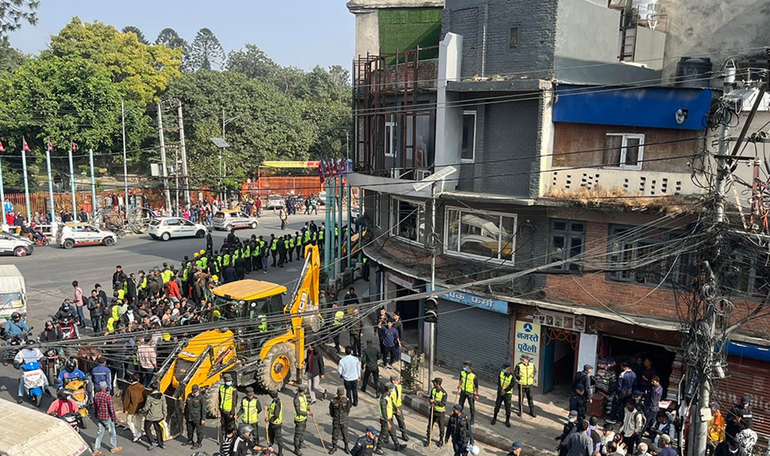 अतिक्रमित संरचना भत्काउन डोजर लिएर गौशाला पुग्यो नगर प्रहरी