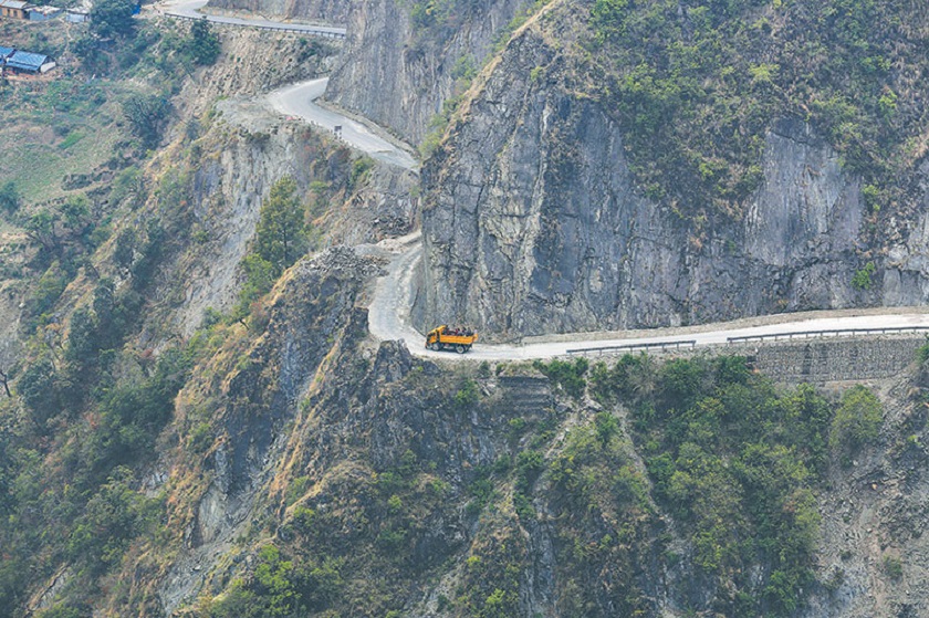 कान्ति लोकपथको ठाउँठाउँमा पहिरो, ललितपुर खण्ड अवरुद्ध