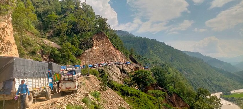 कर्णाली राजमार्ग अवरुद्ध हुँदा करोडौँको स्याउ अलपत्र