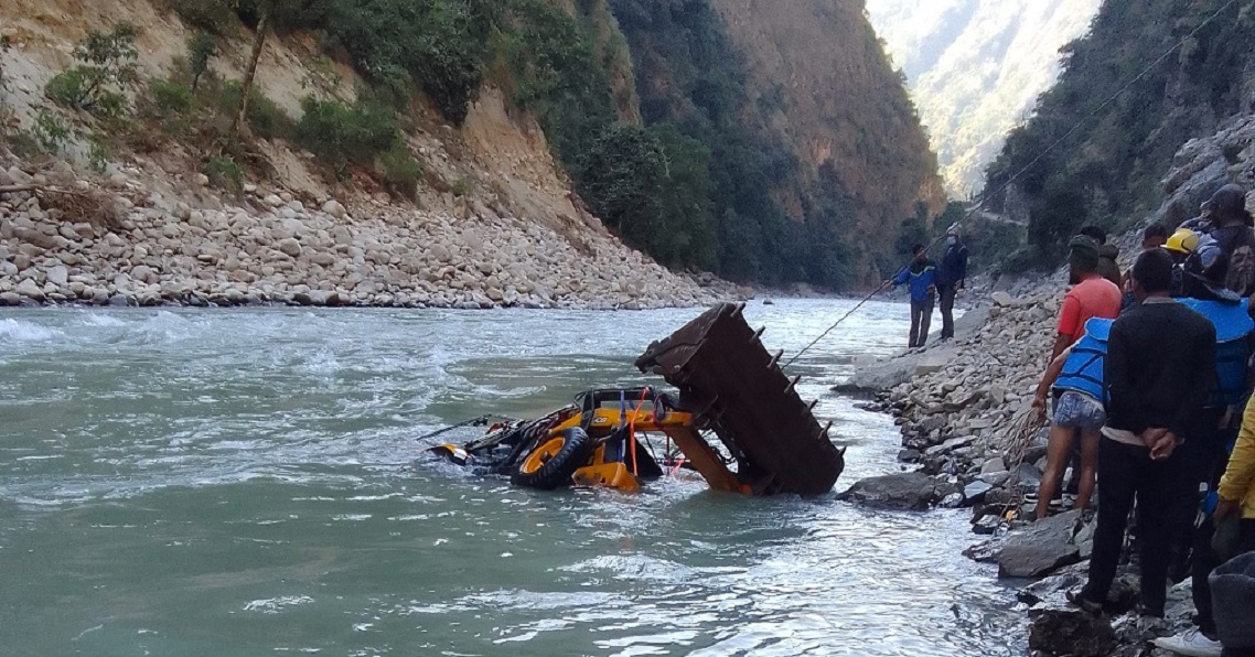 कर्णाली नदीमा डोजर पल्टिँदा एकजना बेपत्ता