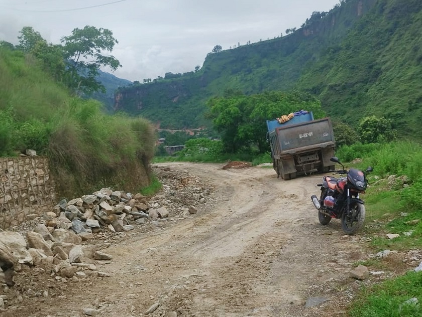 पहिरोले कर्णाली राजमार्ग अवरुद्ध