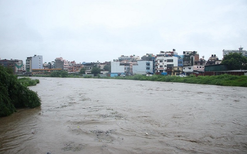 बाग्मतीको पुलमा अड्किएको अवस्थामा एक जनाको शव फेला