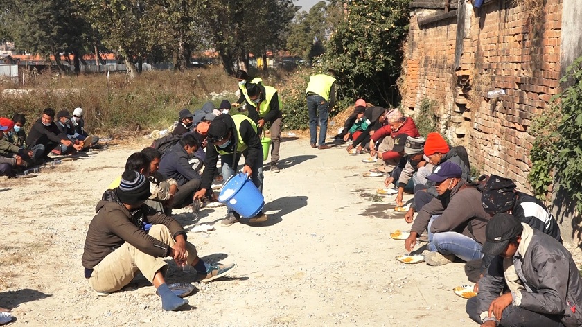 माघे सक्रान्तीको अवसरमा हाम्रो टिम नेपालले सडकमा भौतारिईरहेका व्यक्तिहरुलाई खाना खुवाउँदै