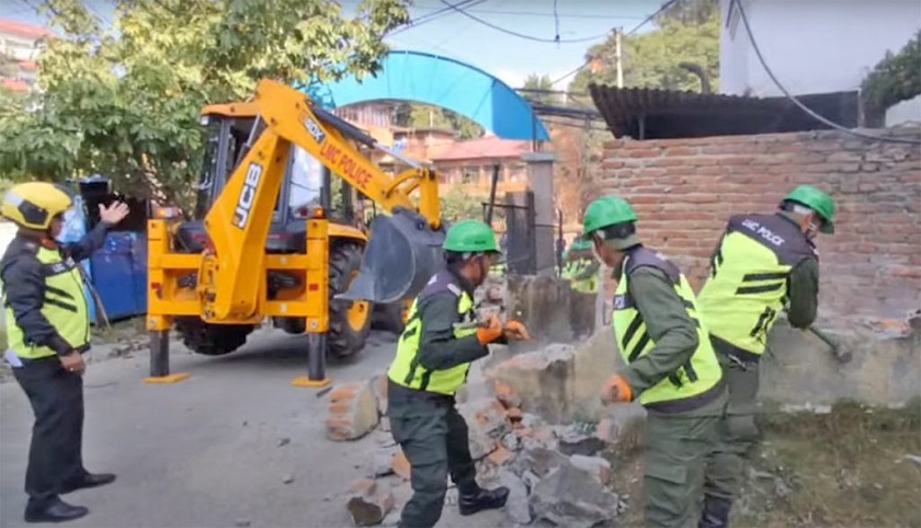 राष्ट्रिय सहकारी विकास बोर्डको अनधिकृत संरचनामा ललितपुर महानगरले चलायो डोजर