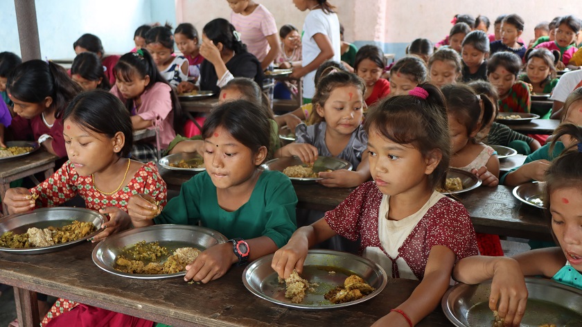 तीजको अवसरमा चेपाङ बालबालिकालाई लट्टे