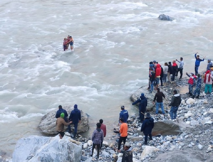 महाकाली नदीमा बगेकी महिलाको उद्धार