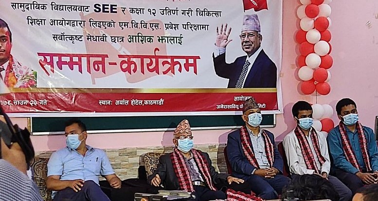 कसैको टाङमुनि छिर्दैनौँ, गलत र दम्भीसँग डराउँदैनौँ : माधव नेपाल