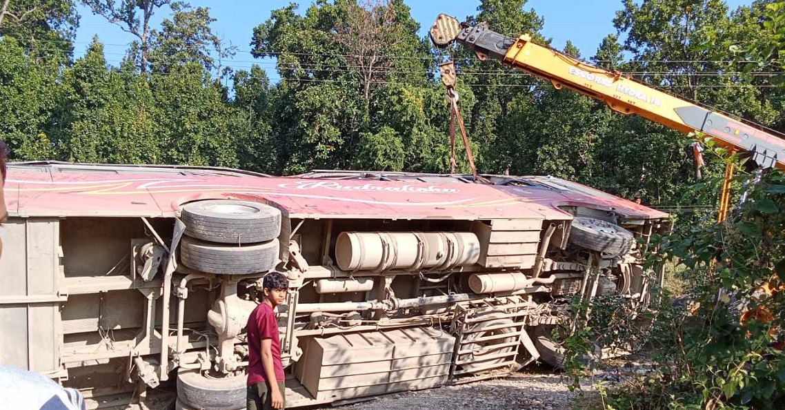 मकवानपुरमा बस पल्टियो, ३५ जना घाइते