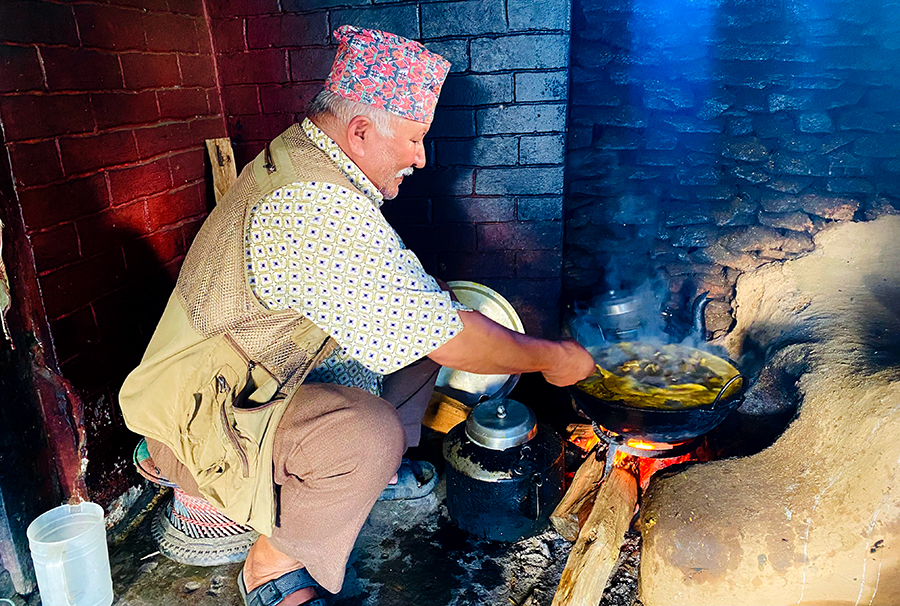 २० वर्षदेखि राजमार्गमा गाउँले स्वाद पस्किरहेका मनहरि