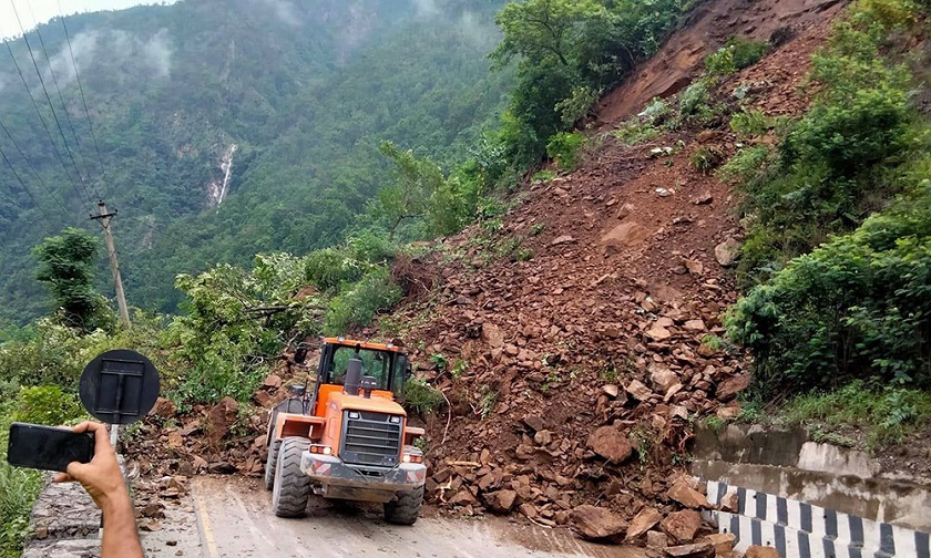 झरीले नारायणगढ-मुग्लिन सडकमा पहिरोको जोखिम, अवस्था बुझेरमात्रै यात्रा गर्न प्रहरीको अनुरोध