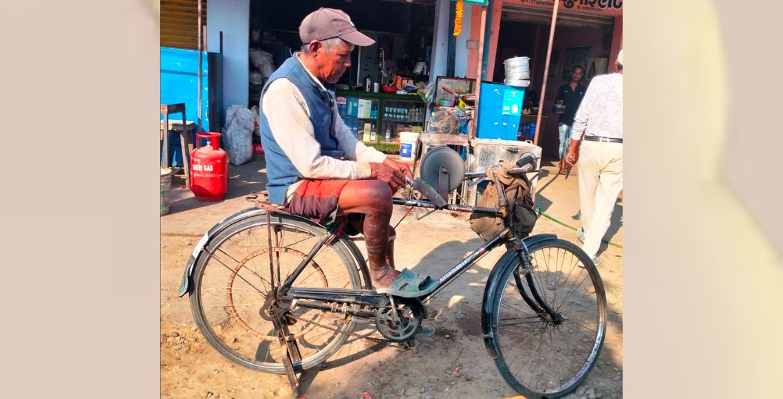 हतियारमा ‘धार’ लगाएर जिन्दगी चलाउँदै ७० वर्षीय राना