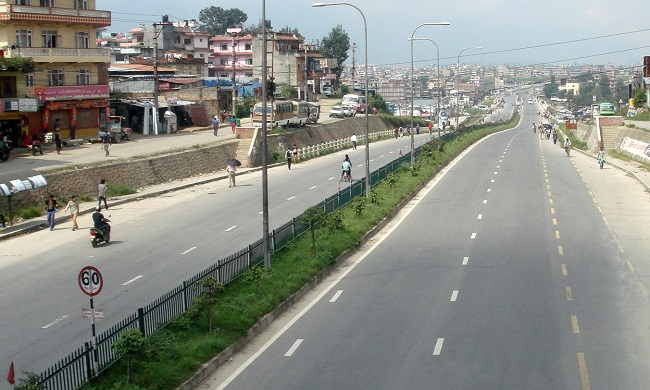 अरनिको राजमार्ग मर्मत नहुँदा सवारी चालक र स्थानीयलाई सास्ती