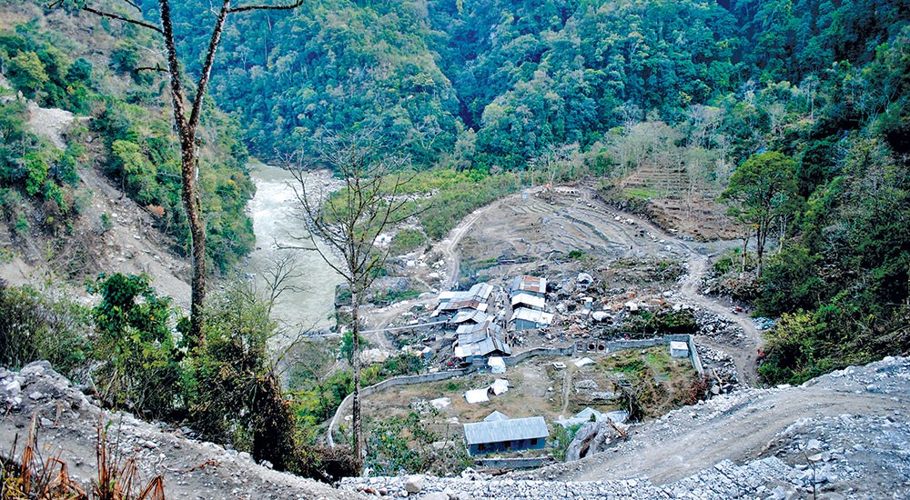 अरुण तेस्रोको सुरुङ खन्ने क्रममा चार बेपत्ता