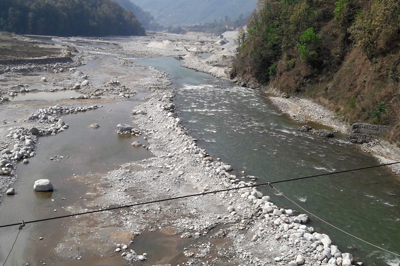 जिल्ला प्रमुखकै मिलेमतोमा नदीजन्य पदार्थ उत्खनन