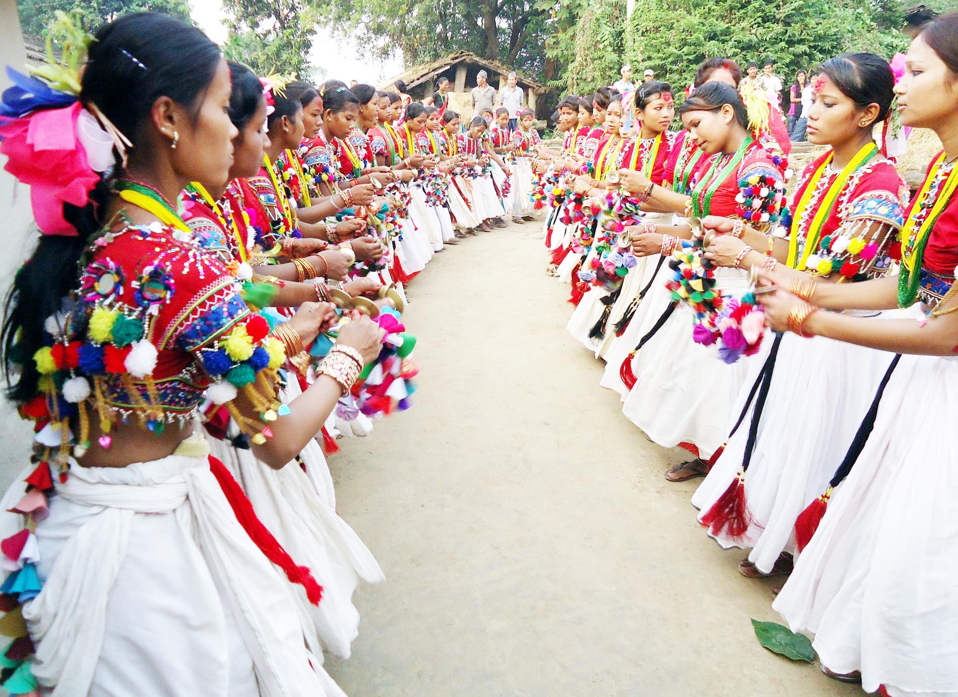 माघीमा रम्दैछन् दाङका थारुबस्ती