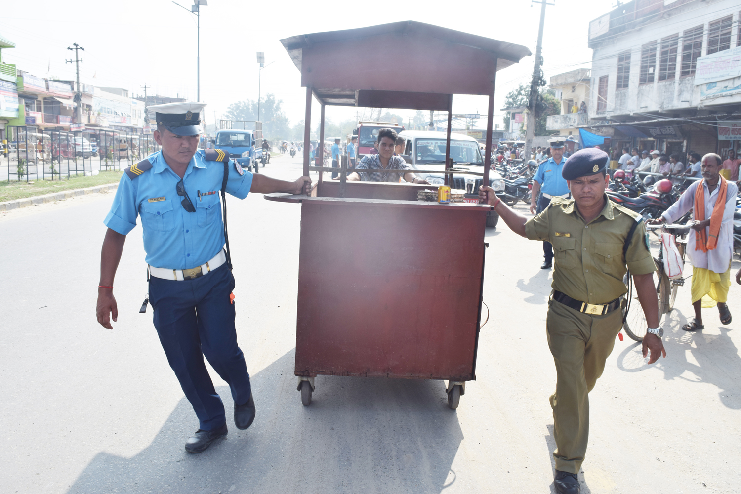 फुटपाथ पसल हटाउँदै नेपालगञ्ज उपमहानगरपालिका