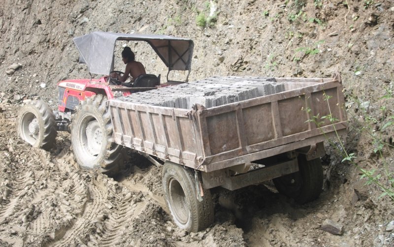 धादिङमा ठेकेदारको यस्तो लापरबाही