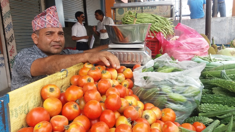 टमाटर किन यति महंगो ? एक केजीको सय रुपैँयासम्म