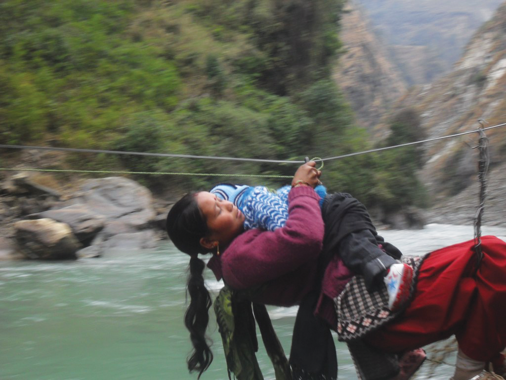 अझै तुईनकै भर, अढाई लाख नागरिक जोखिमपुर्ण यात्रा गर्न बाध्य !