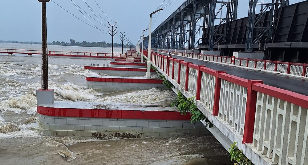 कोशी ब्यारेजबाट बस नदीमा खस्यो