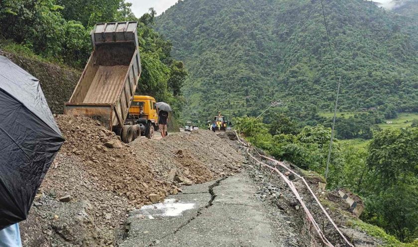 नारायणगढ-मुग्लिङ्गको भाँसिएको सडक मर्मत