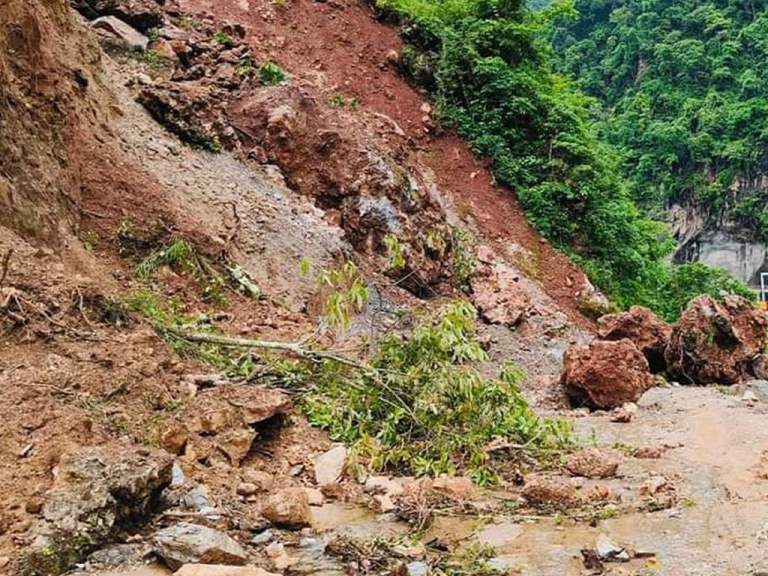 पहिरोले घर पुरिँदा नौ जनाको परिवार विस्थापित