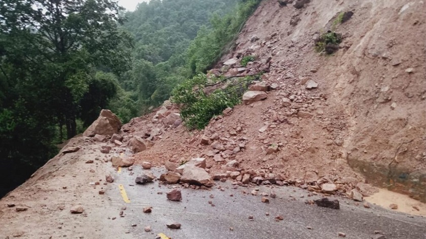 पहिरो खस्दा कर्णाली राजमार्ग बन्द