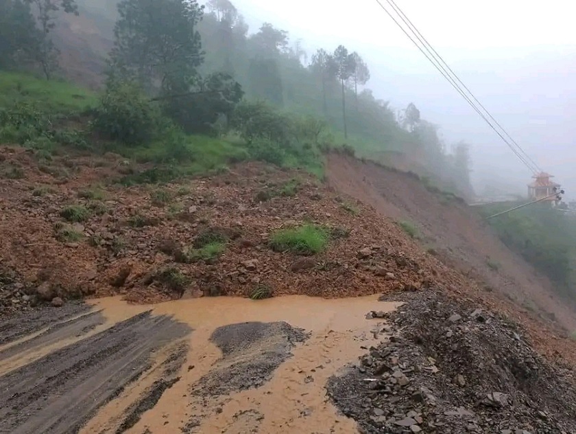 पहिरोले तम्घास-रिडी सडक अवरुद्ध