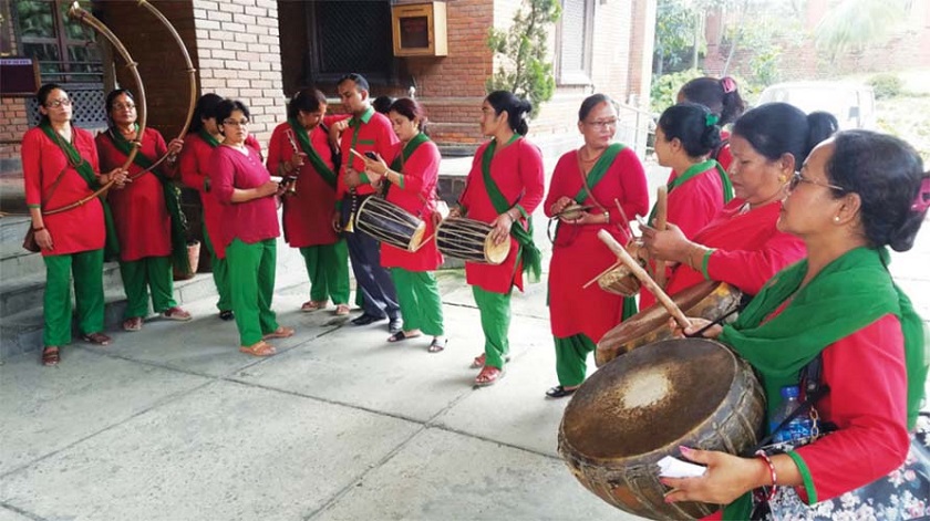 काठमाडौं महानगरपालिकाले कर नतिर्नेको घर-आँगन र कार्यालयमा पञ्चेबाजासहित नाचगान गर्ने