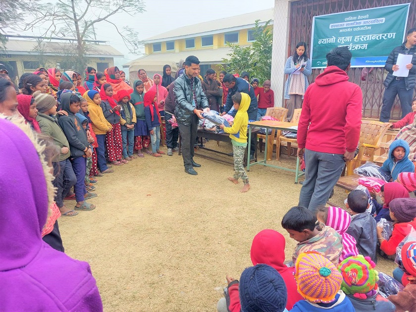 सानिमा बैंकद्वारा विद्यार्थीलाई न्यानो लुगा हस्तान्तरण