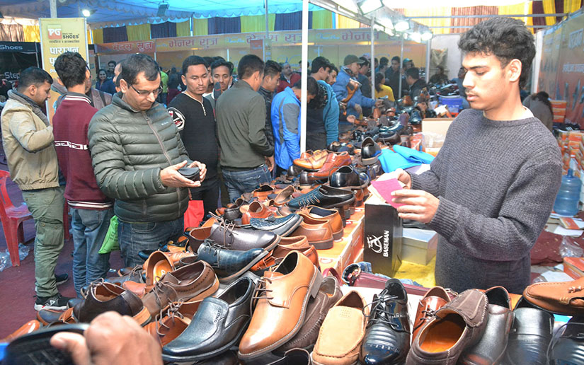 प्रदर्शनीमा जुत्ता