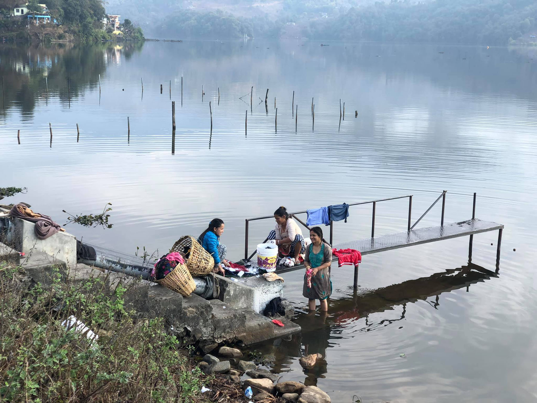 कास्कीको लेखनाथमा रहेको बेगनासतालमा कपडा धुदै