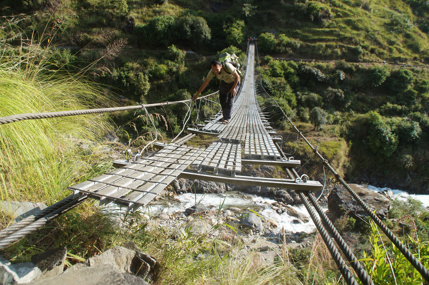 धादिङ, भुम्लाखोलाको झोलुङ्गे पुल तर्दै बटुवा