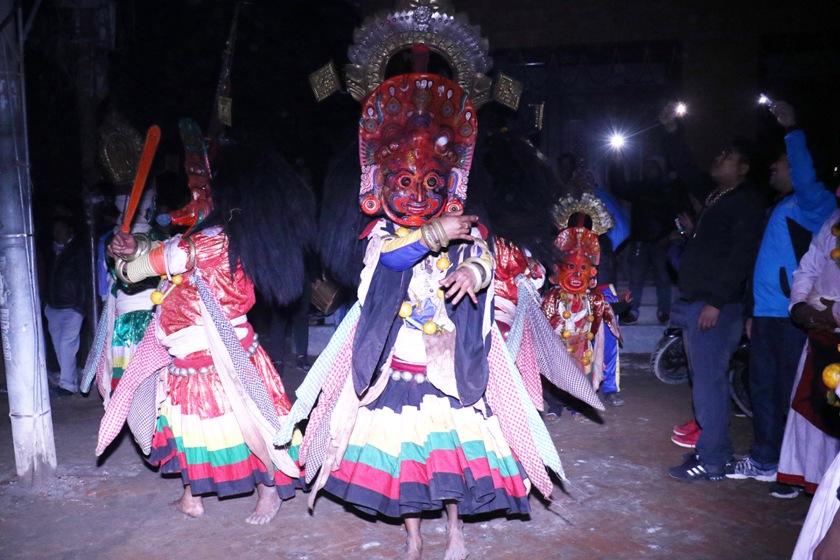 नवदुर्गा नृत्य प्रस्तुत गर्दै देवगण