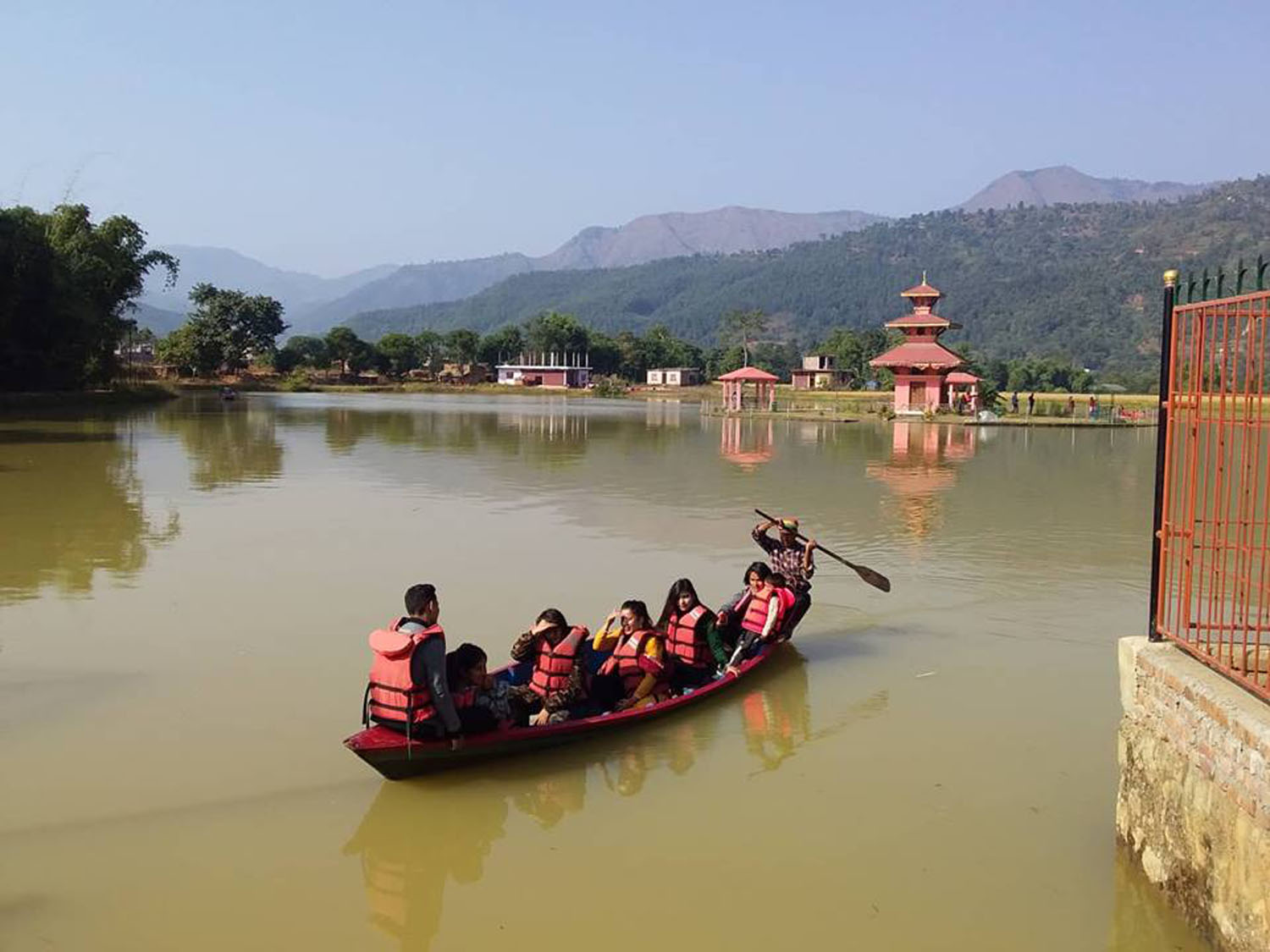 तालपोखरामा डुङ्गा सयर गर्दै