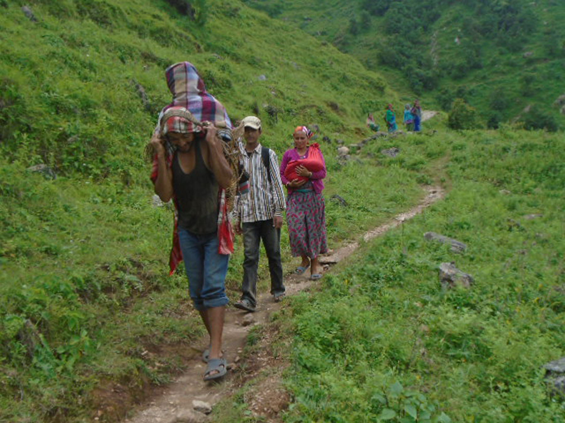 सुत्केरीलाई डोकोमा राखेर घरतिर लैजाँदै