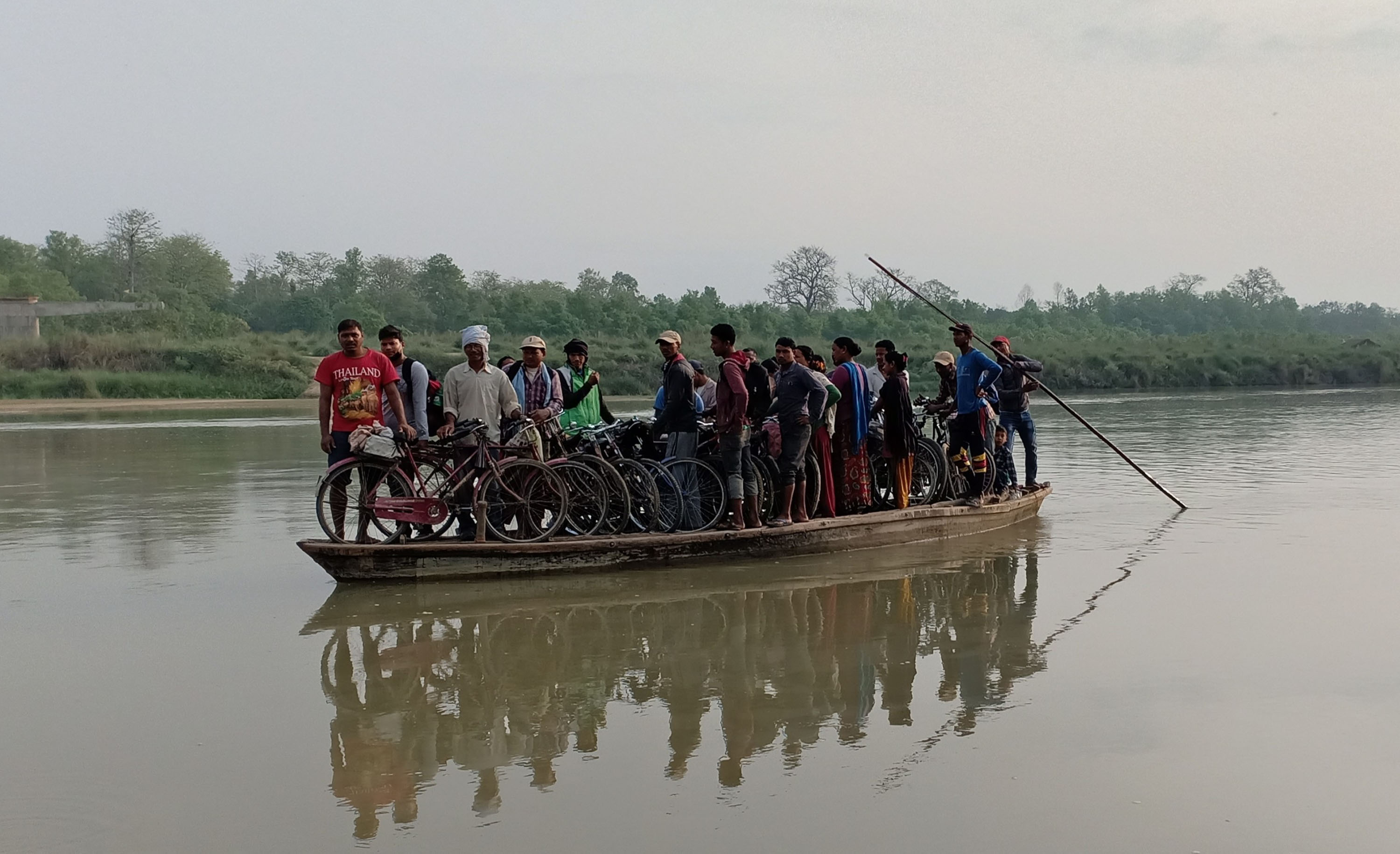 स्थानीयहरु जोखिम पूर्ण यात्रा गर्दै