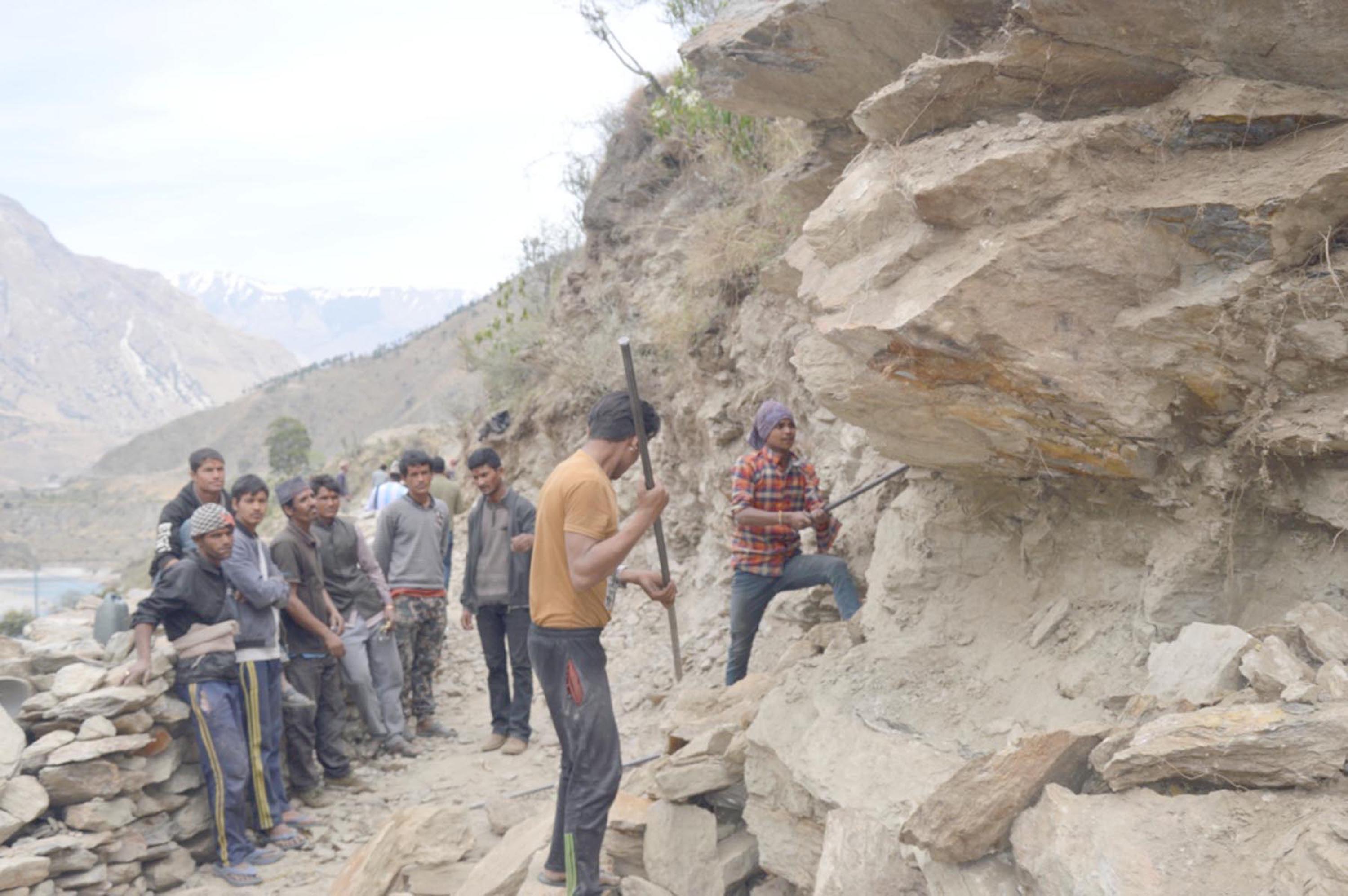 बेरोजगार युवाहरु बाटो निर्माणमा