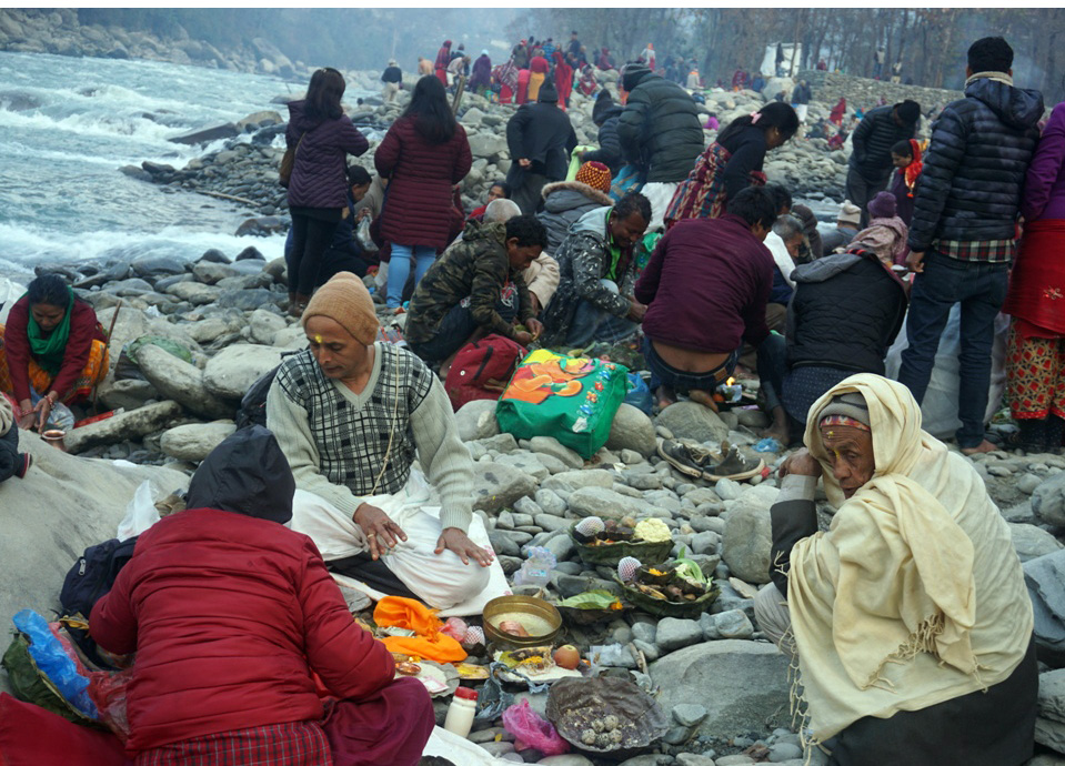 वेत्रावतीमा श्राद्ध गर्दै भक्तजन