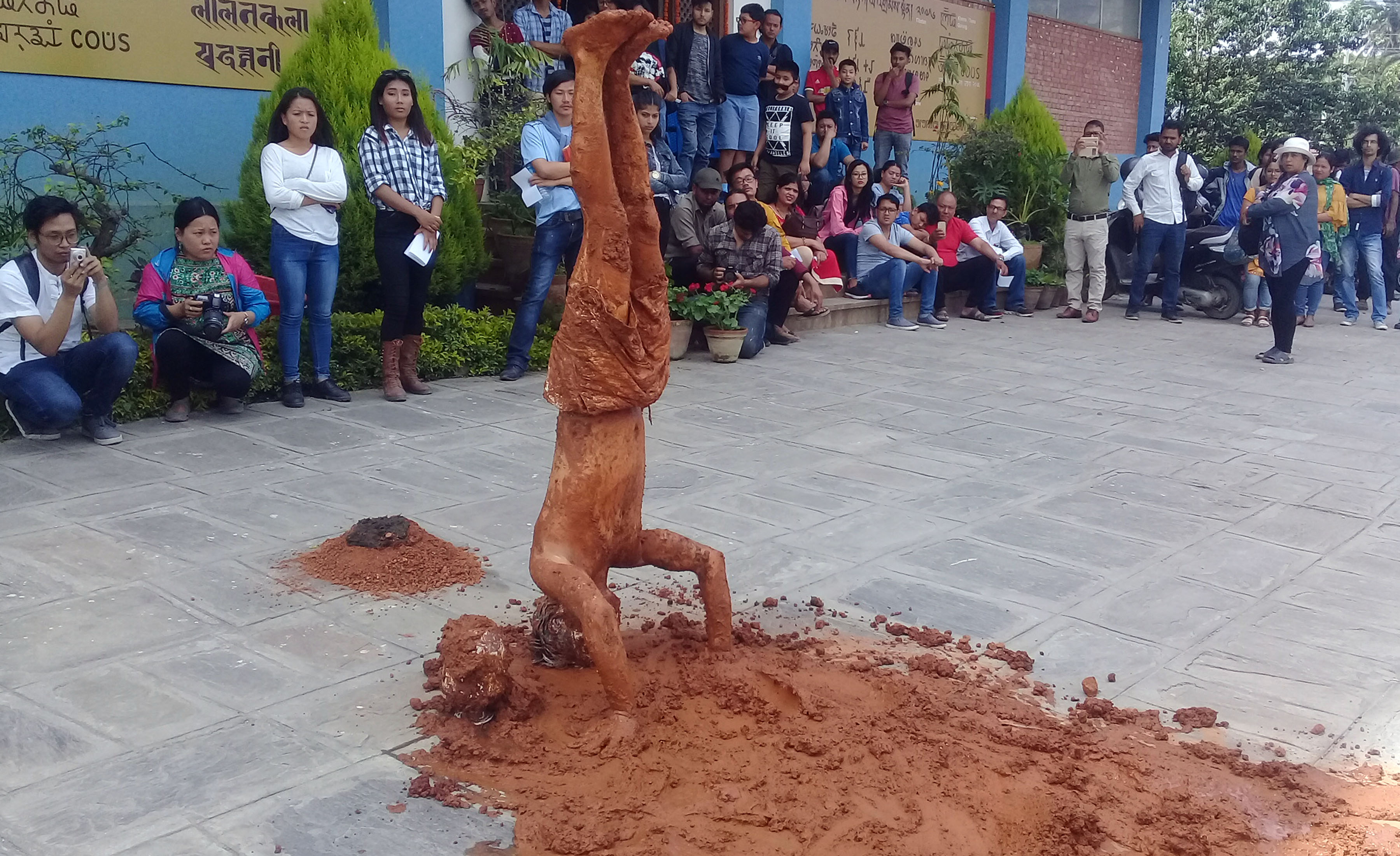 भावभङ्गी कला प्रस्तुत गर्दै कलाकार