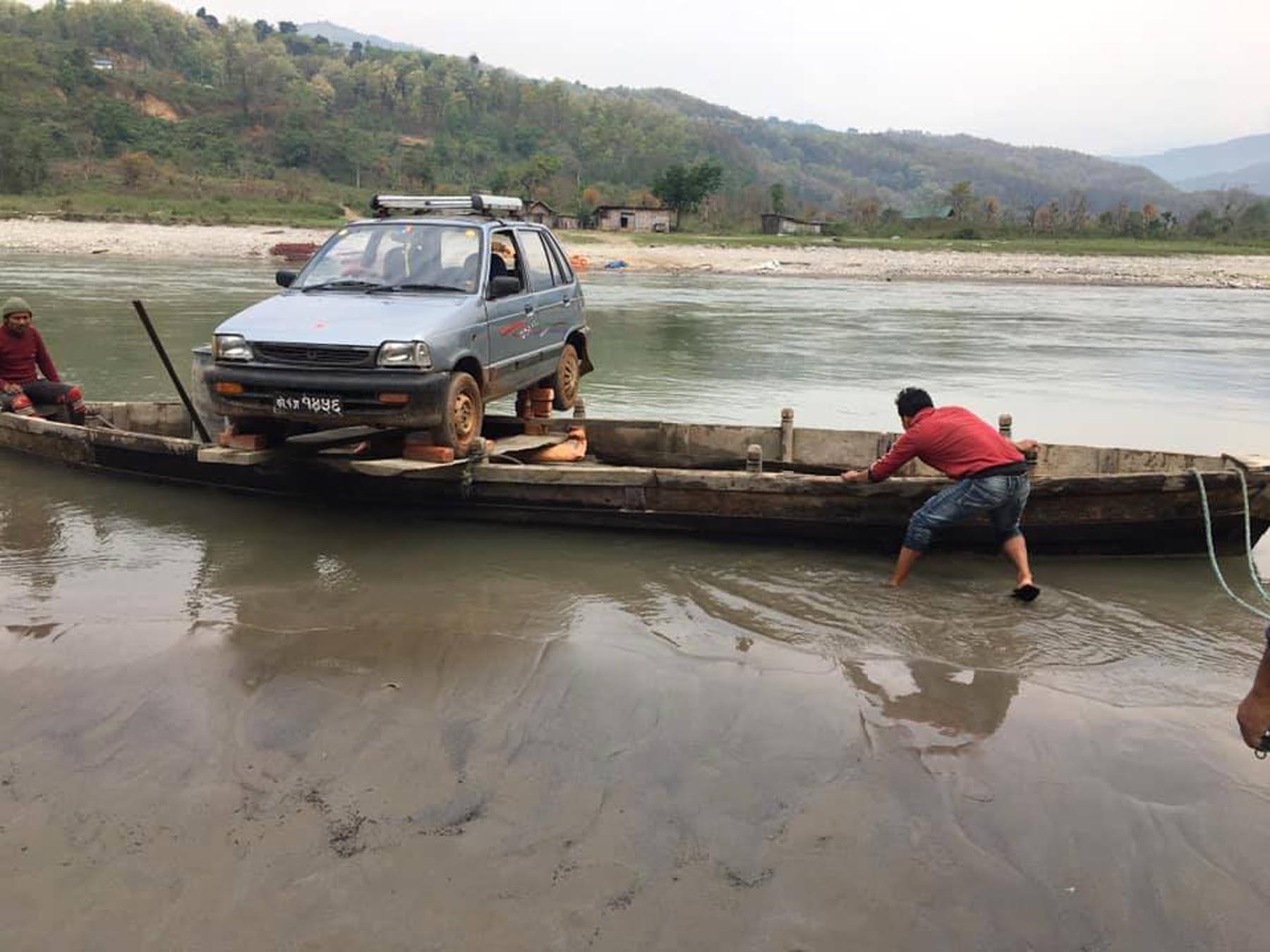 डुङ्गामा राखेर ट्याक्सी तारिँदै