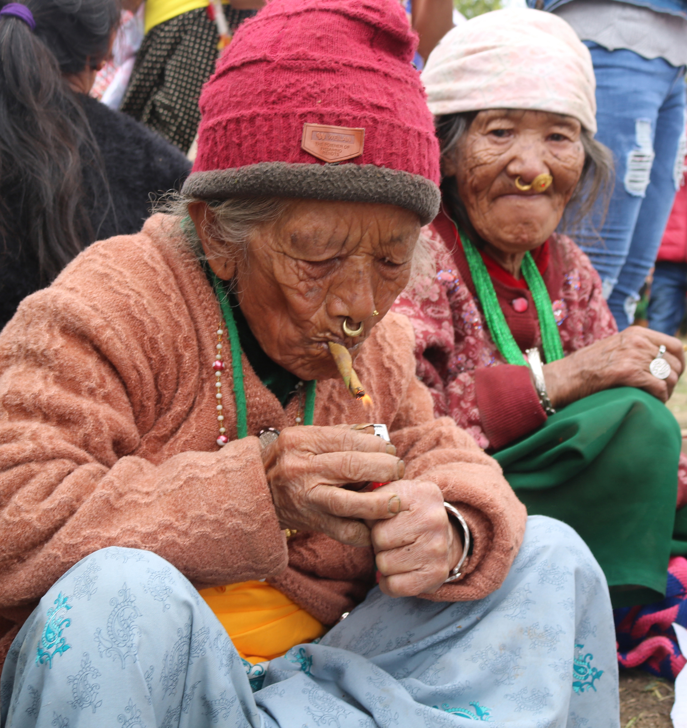 सालको पातमा सुर्ती बेह्रेर खाँदै वृद्धा आमा