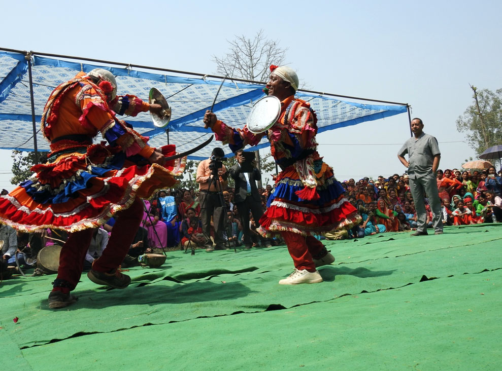 छलिया नृत्य देखाउँदै कलाकार