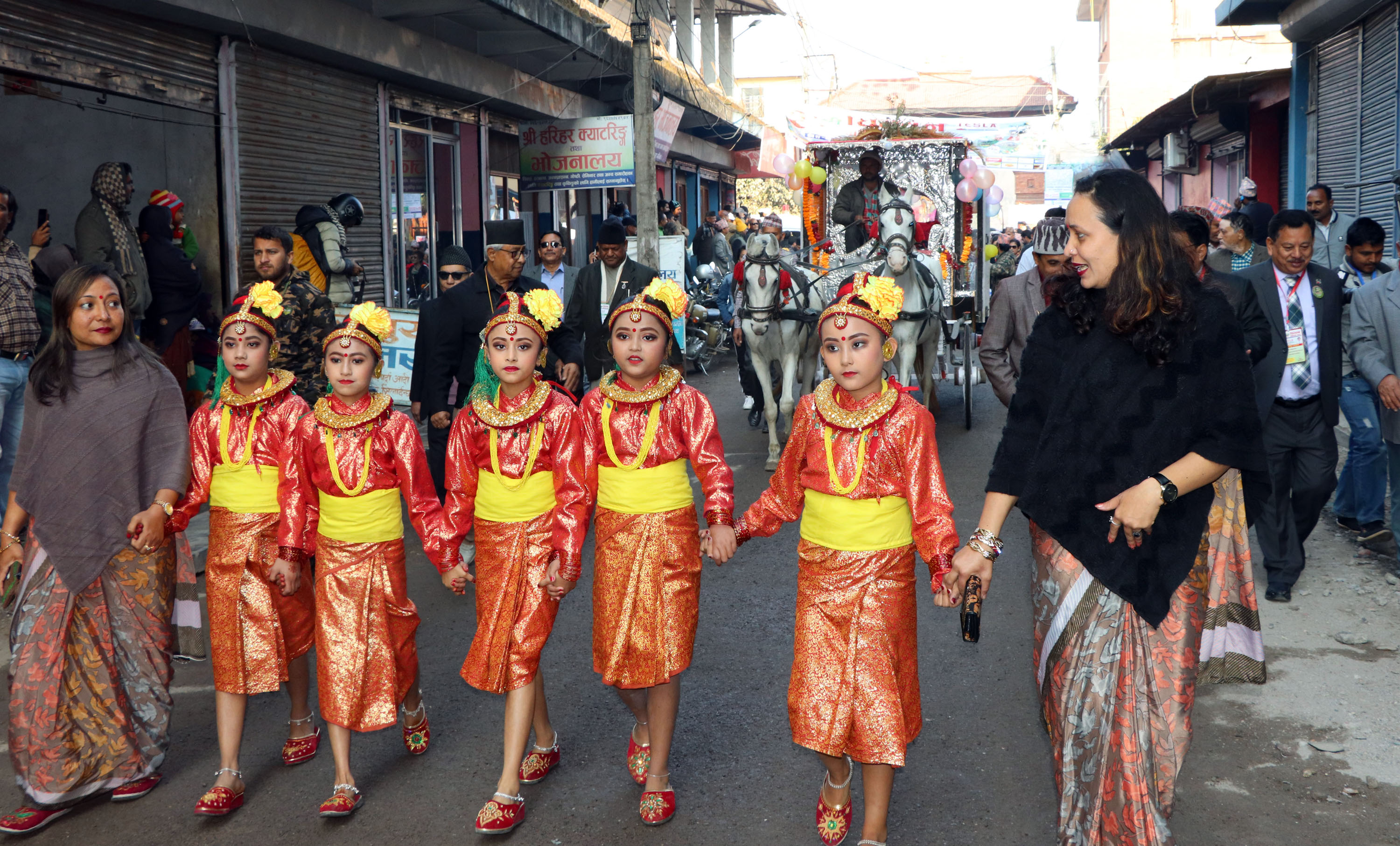 चितवन महोत्सवको र्‍यालीमा सहभागी पञ्चकन्या