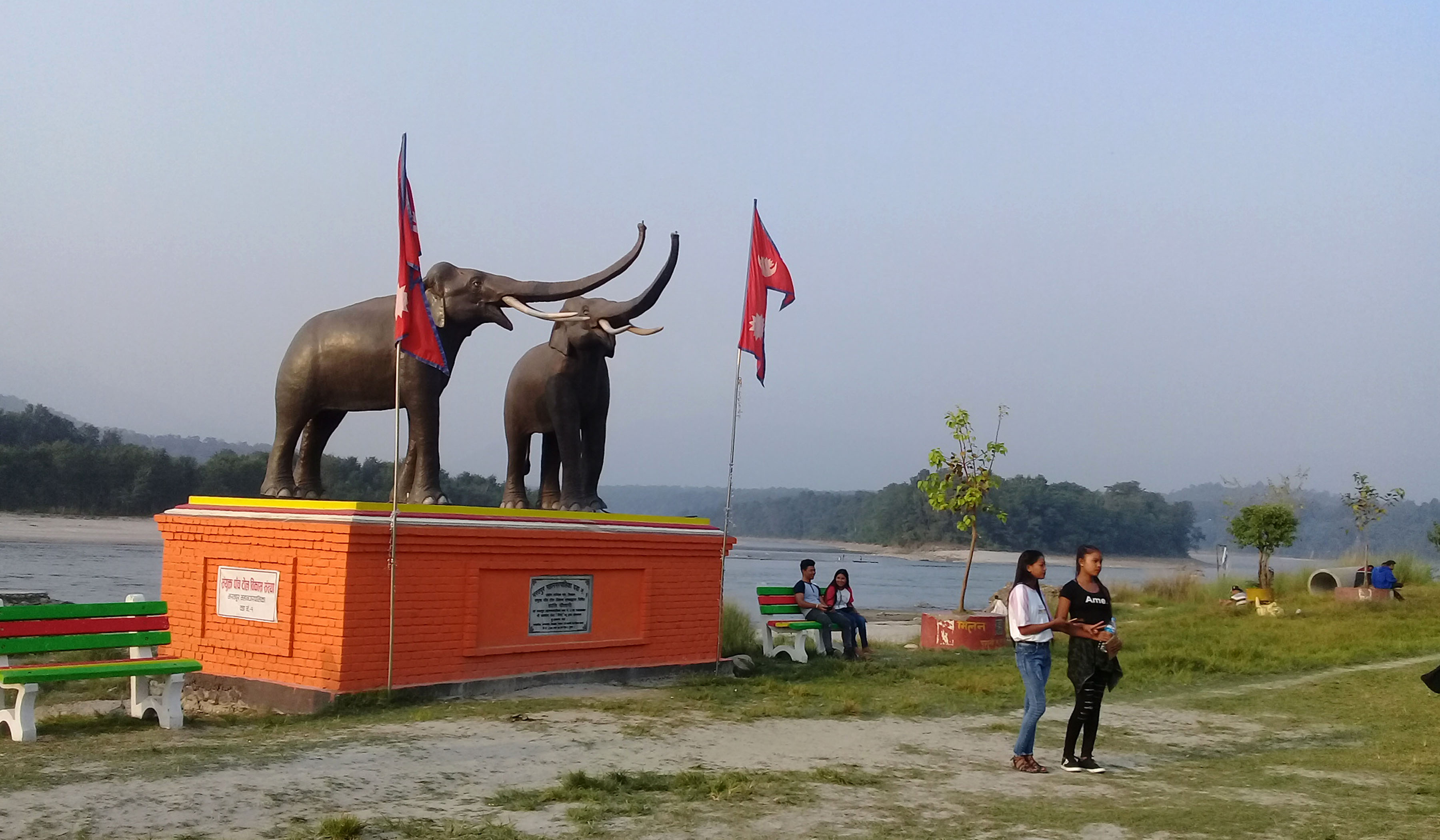 चितवनको नारायणी नदी किनारामा हात्तीको प्रतिमा