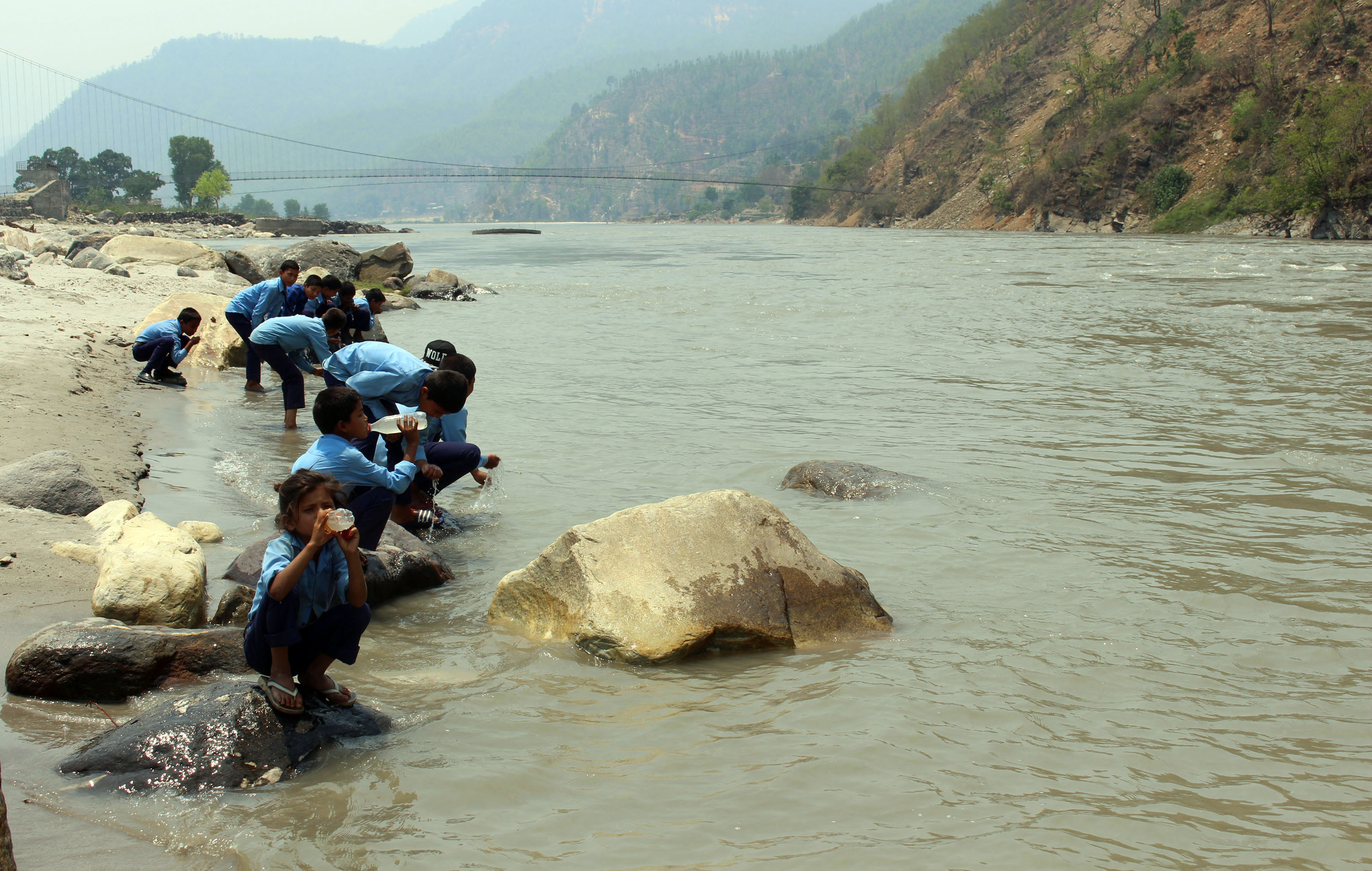 धमिलो पानी पिउँदै कर्णालीका विद्यार्थी