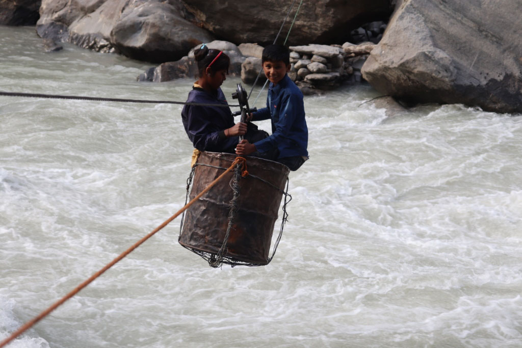 तुइनमा जोखिम मोलेरै आवतजावत गर्दै